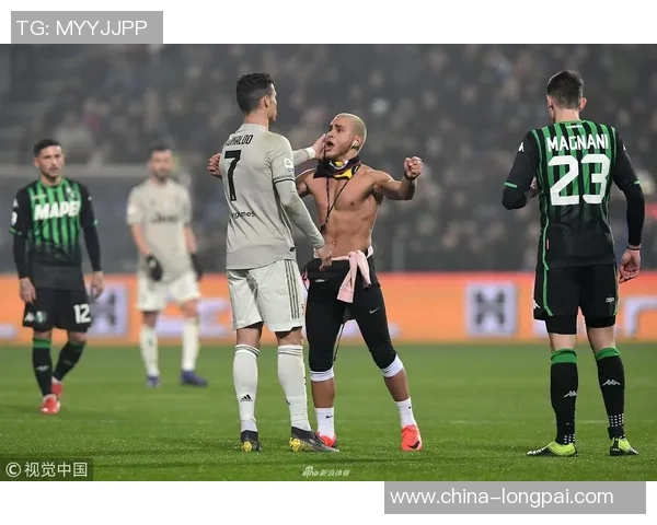 球迷疯狂冲入赛场抢夺C罗球衣引发热议和争议