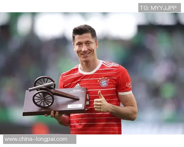 莱万重返安联球场遭拜仁球迷嘘声四起令人心寒的背叛与忘恩负义